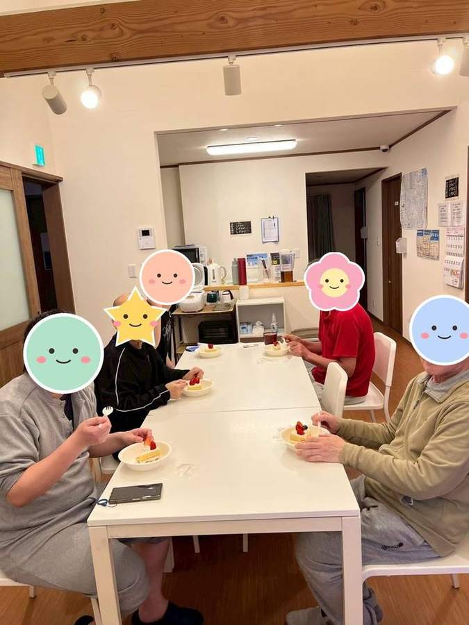 ケーキを食べる男性ユニットの入居者さんたち