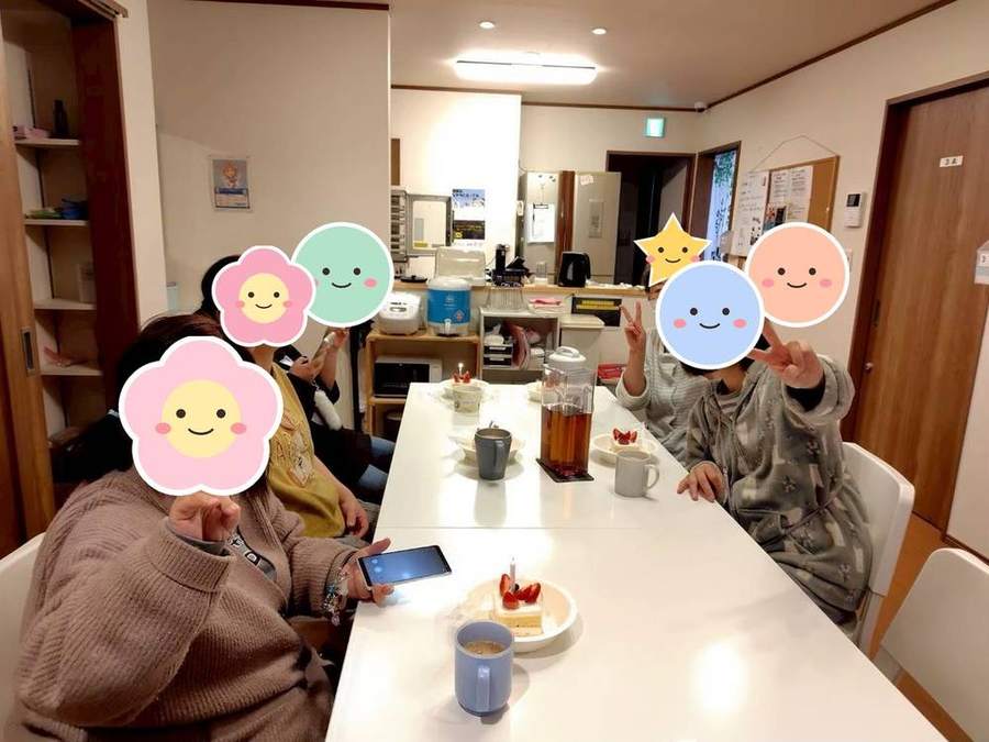 テーブルを囲んでピース