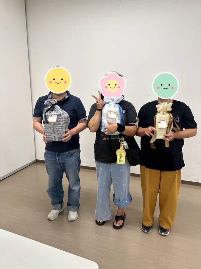 景品を手にした入賞者3人