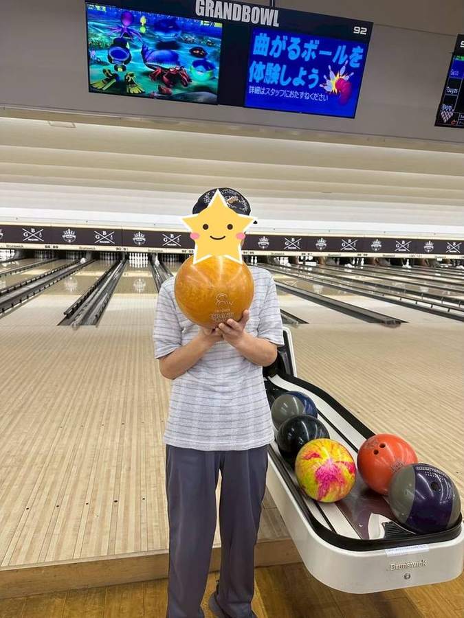 オレンジのボールを構える入居者さん