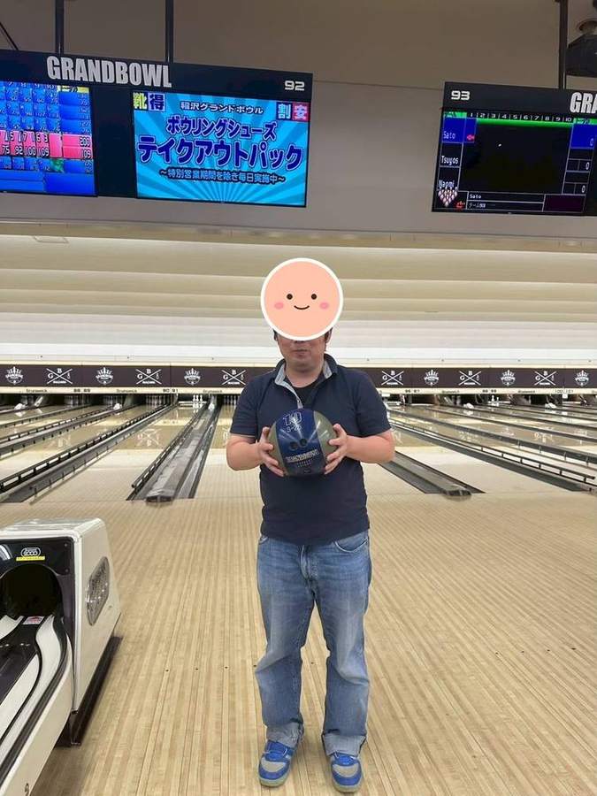 紺色のボールを持つ入居者さん