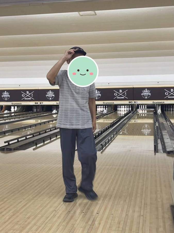 帽子に手をやる入居者さん