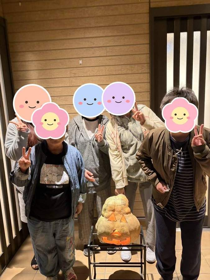 ランタンを囲む女性ユニットの入居者さんたち