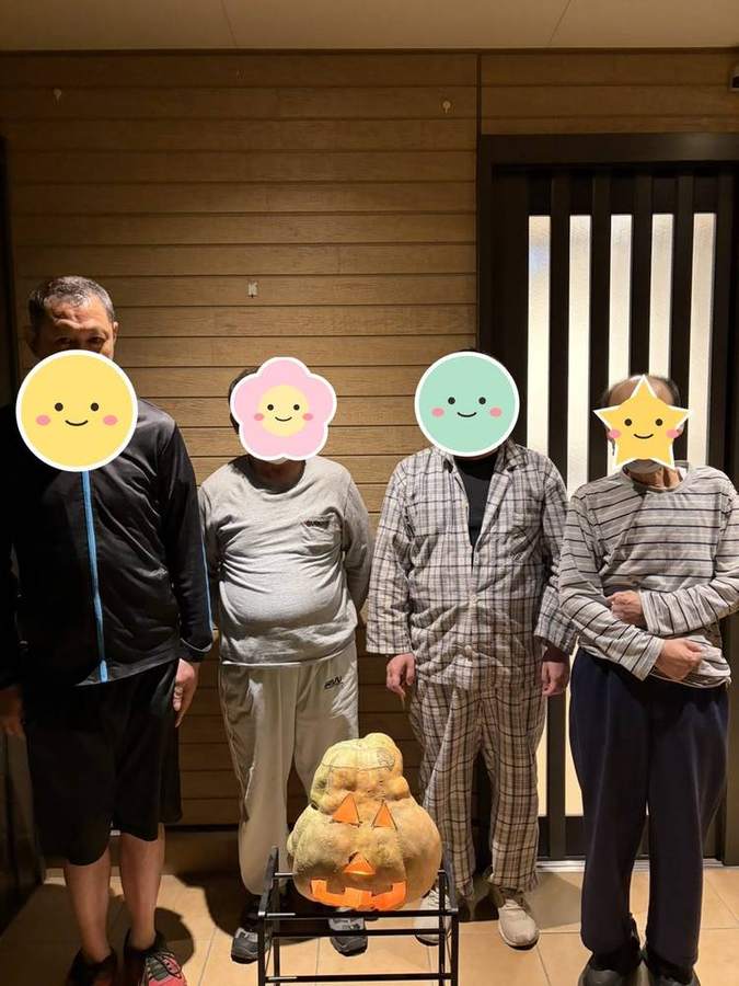 ランタンを囲む男性ユニットの入居者さんたち