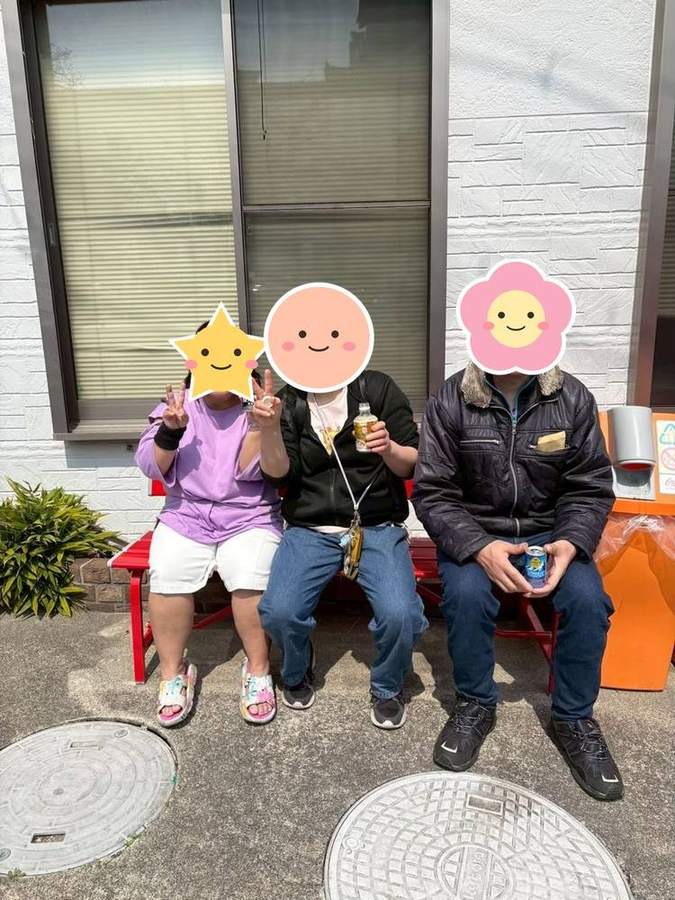 ベンチで飲み物を手にひと休み