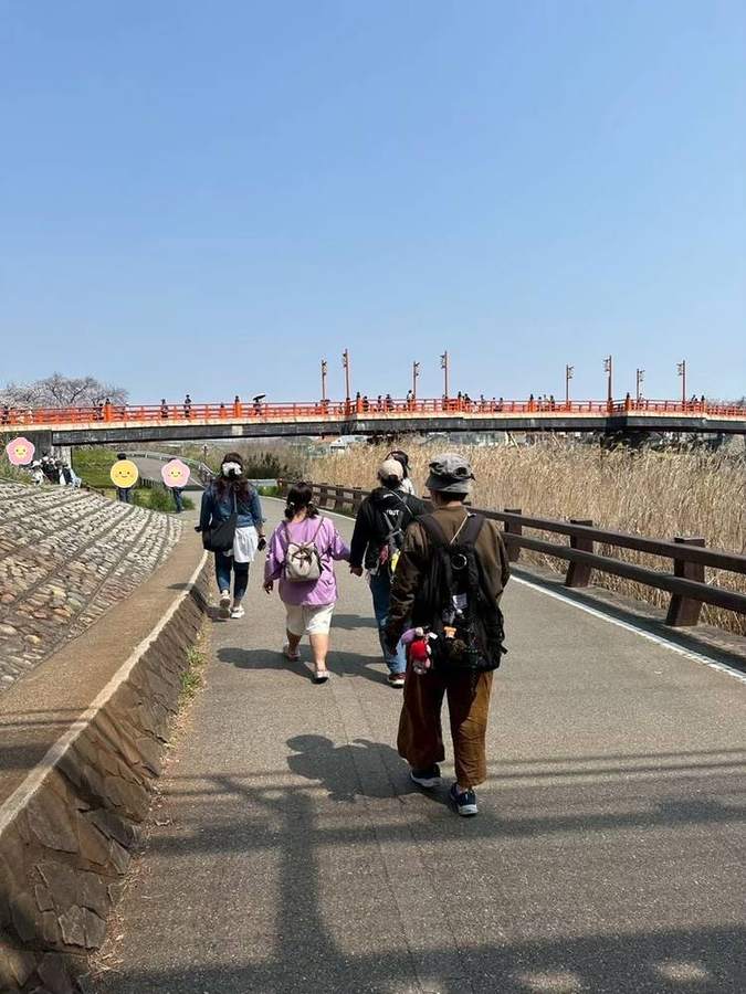 五条川沿いを歩いて赤い橋へ向かう様子
