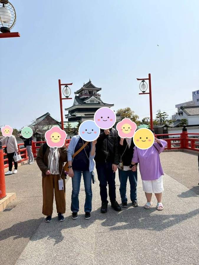 清須城と赤い橋の前での集合写真