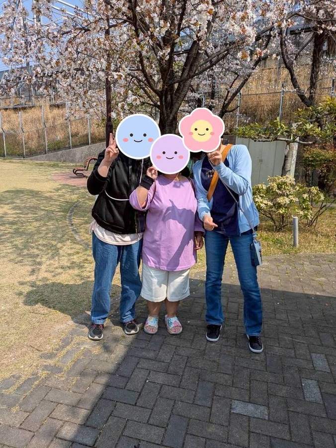 桜の木の前でピースする3人