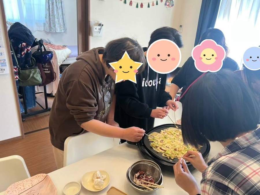たこ焼き器を囲んで生地を流す様子