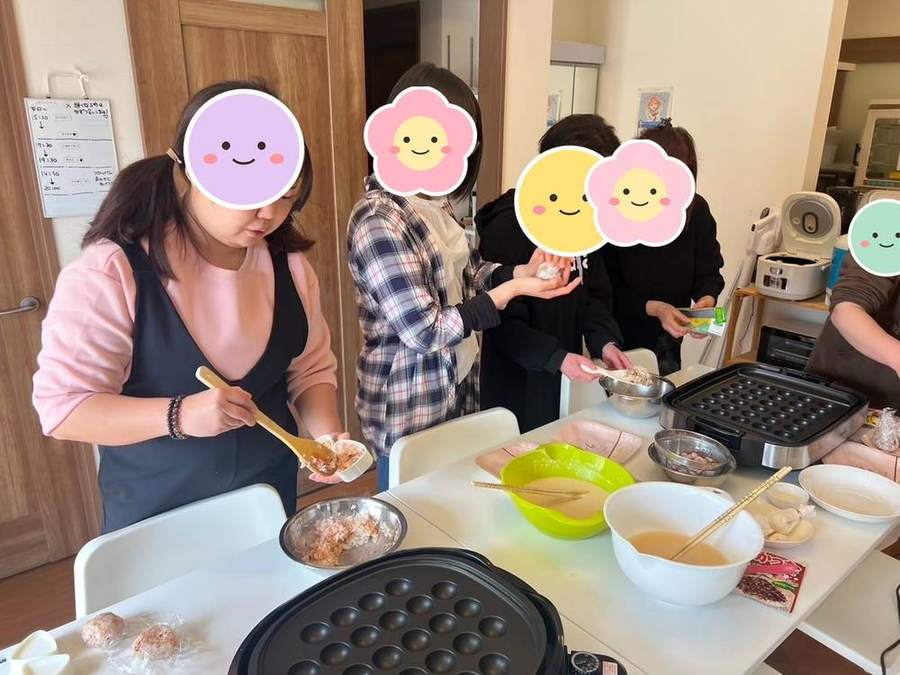 おにぎりを作る様子