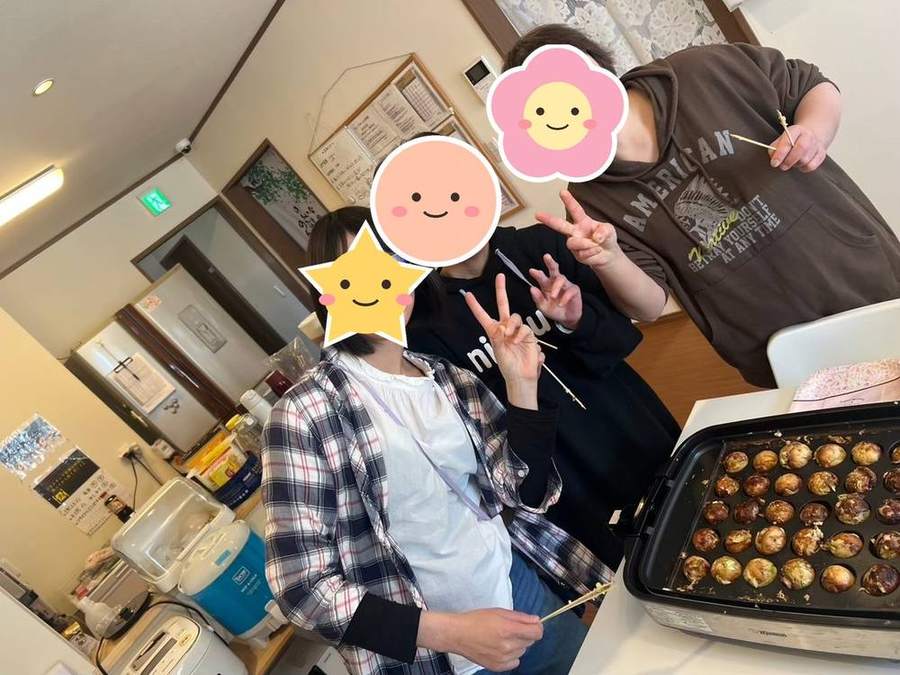 焼き上がったたこ焼きの前でピース