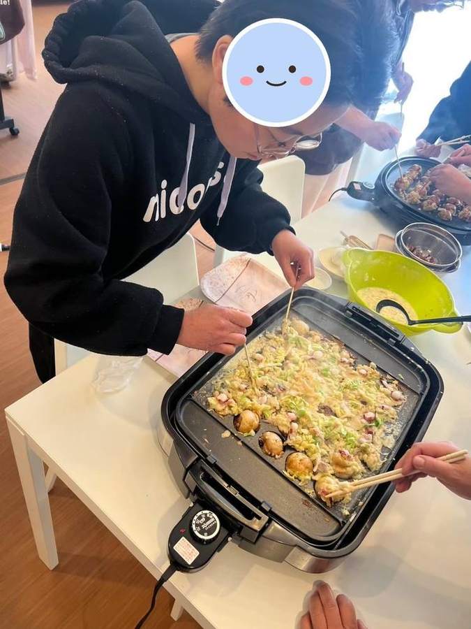 たこ焼きを竹串で返す様子
