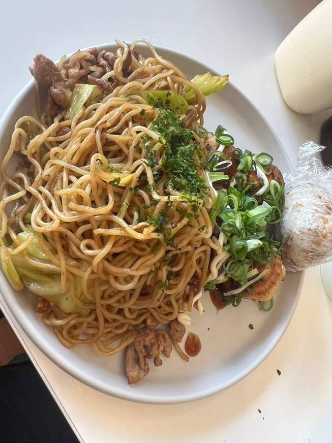 焼きそばとたこ焼きとおにぎり