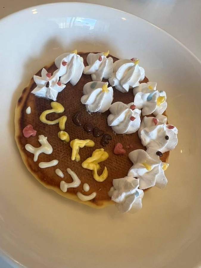 チョコペンで文字を描いたホットケーキ