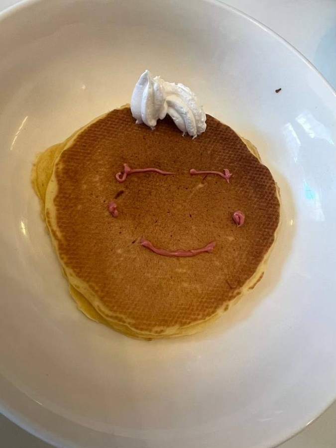 にっこり顔を描いたホットケーキ