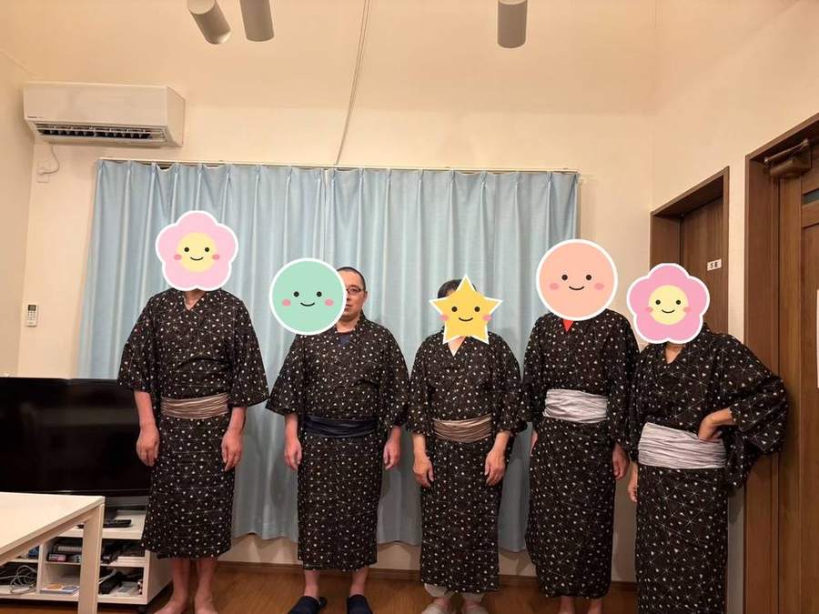 黒い浴衣を着た男性の入居者さんたちの集合写真