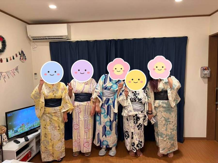 花柄の浴衣を着た女性の入居者さんたちの集合写真