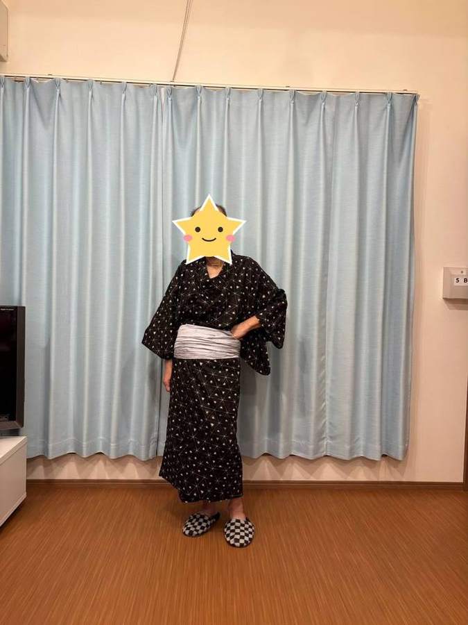 浴衣で腰に手をあててポーズ