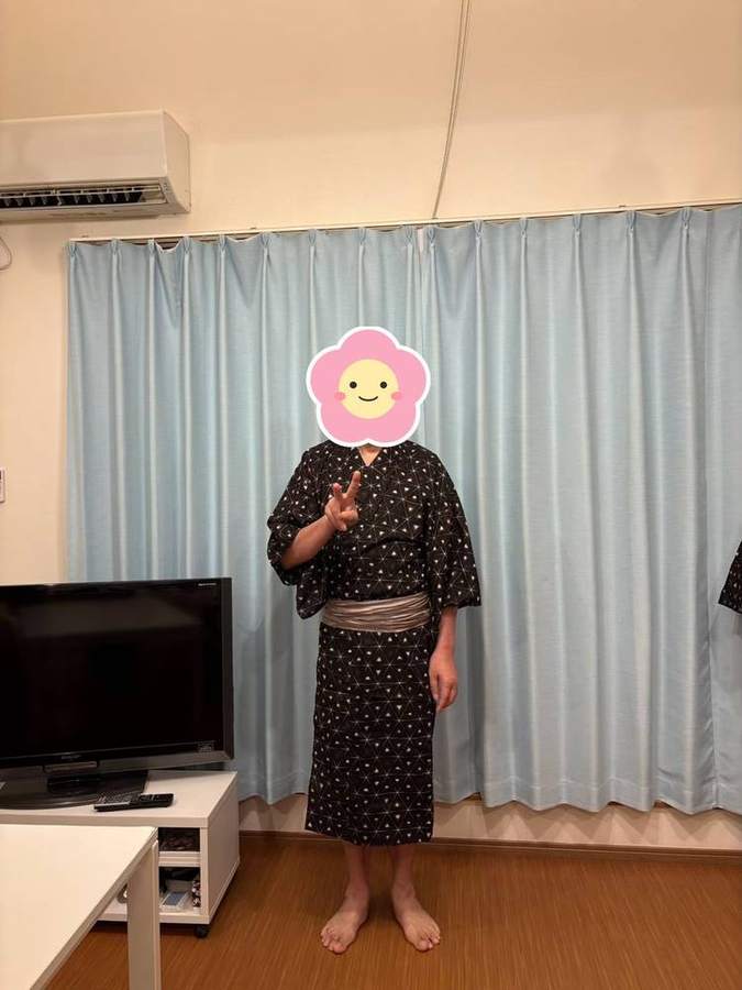 浴衣でピース