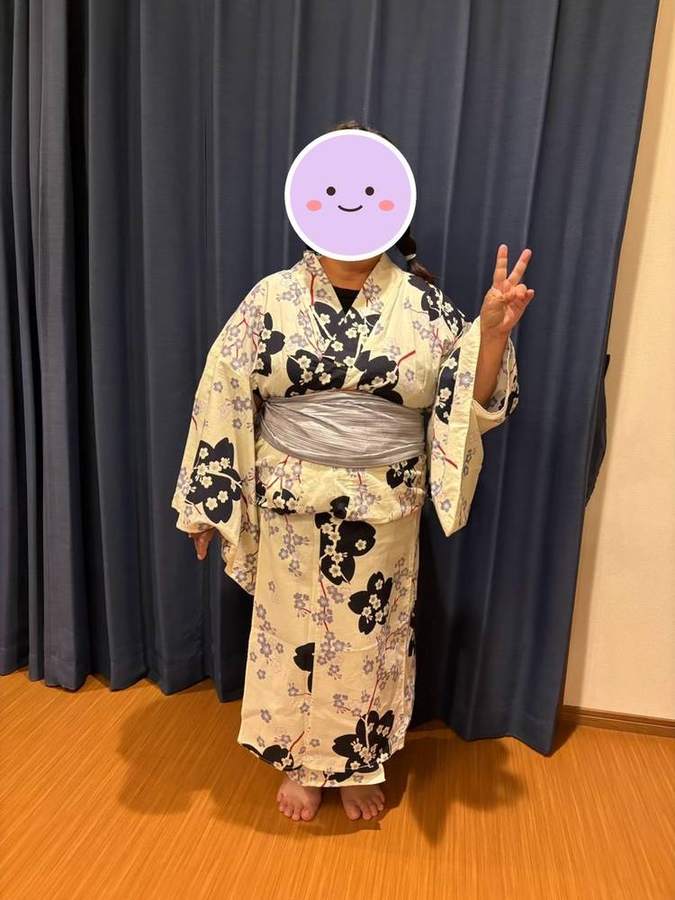 白地に紺の花柄の浴衣