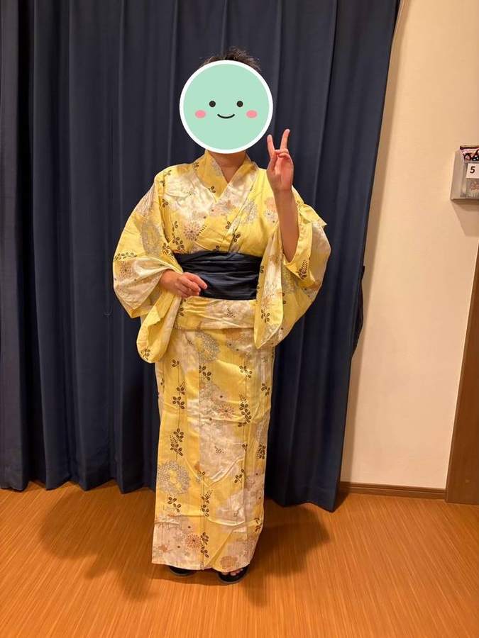 黄色い花柄の浴衣
