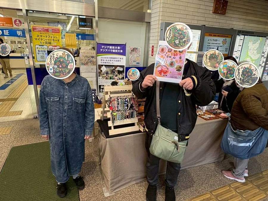 チラシを持ってPRするメンバーさんと手作りキーホルダーの棚