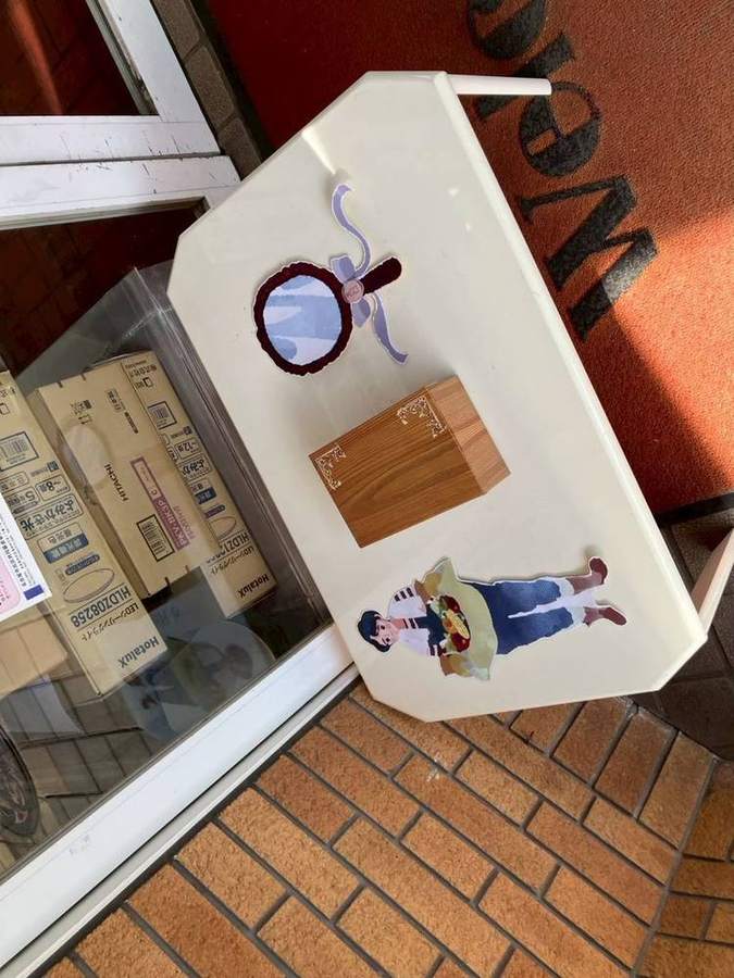 商店街に飾られた手鏡や小箱のペーパークラフト