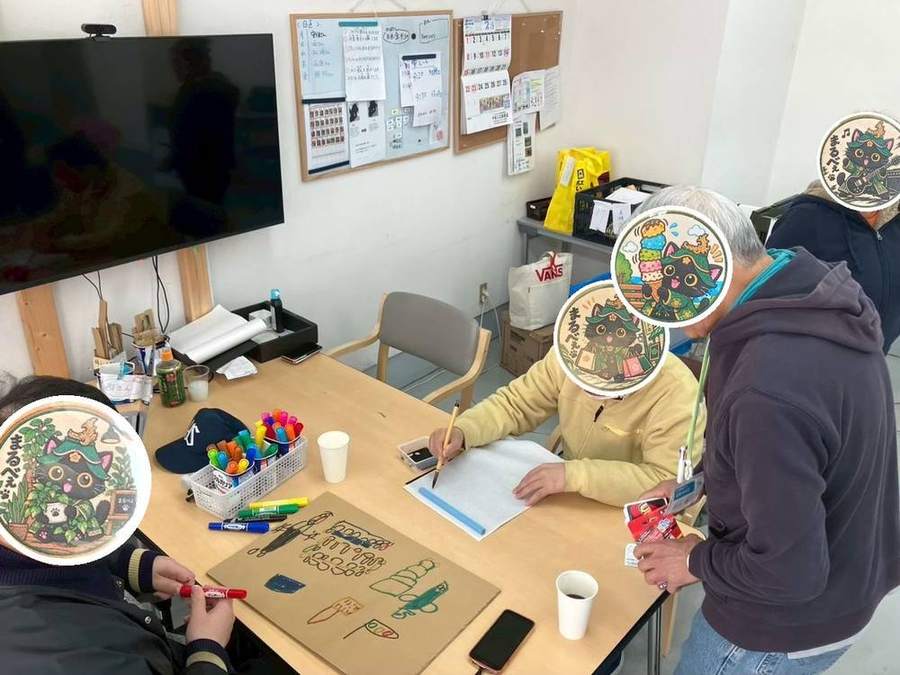 テーブルでお絵かきと書道を楽しむ様子