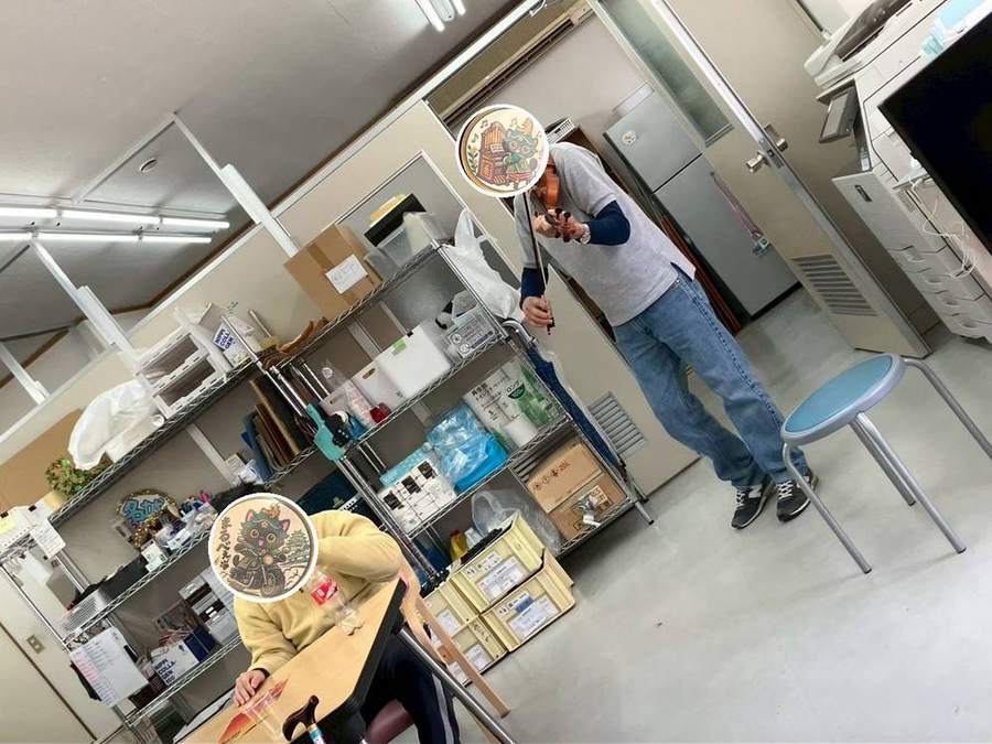 事業所でバイオリンを演奏する様子