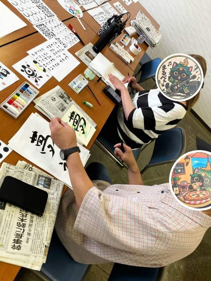 筆で文字を書くメンバーさん
