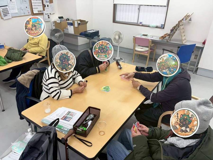 事業所でUNOをするメンバーさん