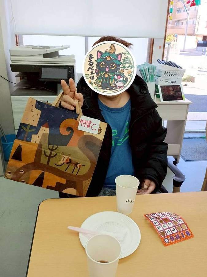 特賞の景品を手にピースするメンバーさん